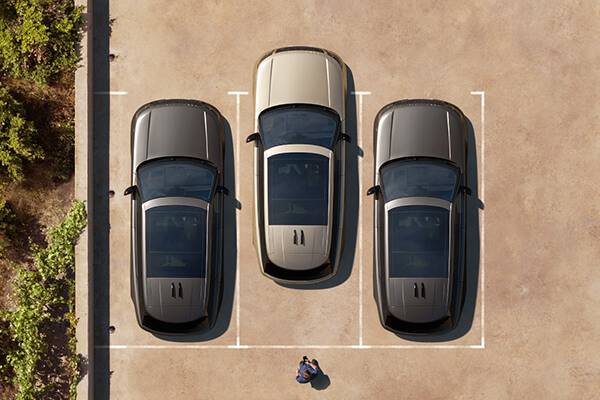 Drei Range Rover geparkt; Blick von oben